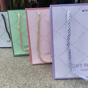 Bolsa de Papel Kraft Ecológica de Lujo, Recién Llegada, con Laminado Mate, Gruesa y Resistente, para Ropa, Compras, Regalos, con Logotipo, Color Rosa - Product Image 6