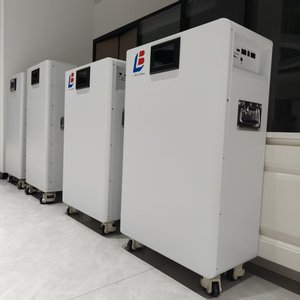 Sistema de Almacenamiento de Energía Solar para el Hogar de 51.2V 314Ah 16kWh con Batería LiFePO4, con Ruedas y Pantalla - Product Image 3