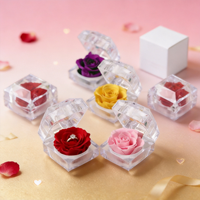 QY Roses éternelles personnalisées en boîtes acryliques pour la Saint-Valentin et la fête des mères, boîtes à bagues avec fleurs préservées