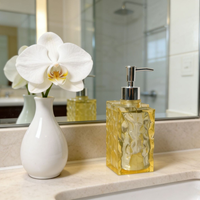 Distributeur de lotion en résine carré jaune ambre texturé de luxe, surface ondulée, distributeur de savon liquide en résine jaune clair texturé