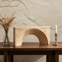 Ornement en travertin naturel de haute qualité avec arche superposée et design à rainures verticales, objet décoratif en marbre