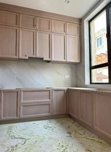 Vidéo de mise à jour d'usine : Échantillon de contrôle qualité de meuble de cuisine en bois massif, armoire en verre sur mesure, sans retouche, avec éclairage intégré (photo réelle) - Product Image 3