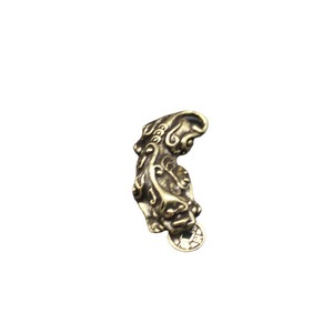 Llavero de latón Pixiu con colgante de moneda hecho a mano de forma irregular para decoración del hogar o regalo - Product Image 1