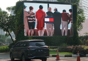 Écran LED extérieur à économie d'énergie Panneau d'affichage d'entretien frontal 4K HD City Advertising Front Flip Screen Prix d'usine - Product Image 5