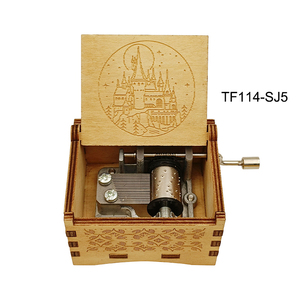 Boîte à musique Souvenir Sankyo Movement Hot <span class=keywords><strong>Harry</strong></span> <span class=keywords><strong>Potter</strong></span> avec gravure laser, petite décoration mignonne en bois noir sur le thème du monde magique - Product Image 1