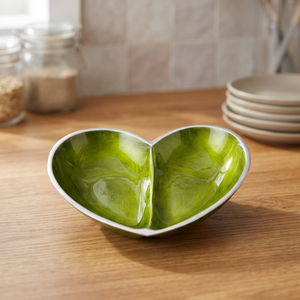 Bol en émail en aluminium en forme de coeur avec double section élégante finition verte plat de service décoratif pour collations et fruits secs - Product Image 1