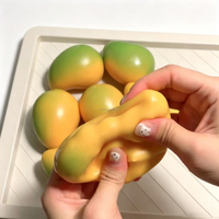 Jouets à presser en TPR en forme de bloc de mangue à couleurs changeantes, jouets anti-stress et de décompression, avec son couineur et simulation de fruit