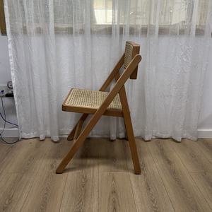Silla Plegable de Madera de Nogal y Ratán para Eventos Festivos y Bodas - Product Image 6