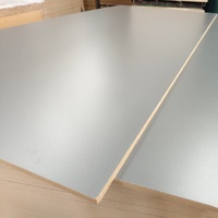 Panneau MDF mélaminé de qualité E1, résistant à l'humidité, pour meubles de bureau et de cuisine, panneau décoratif lisse et durable pour l'utilisation dans les armoires murales