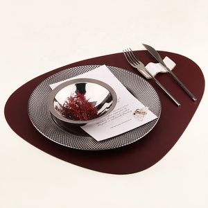 Service <span class=keywords><strong>de</strong></span> <span class=keywords><strong>table</strong></span> <span class=keywords><strong>de</strong></span> luxe gris <span class=keywords><strong>pour</strong></span> une personne, comprenant assiette et bol en verre texturé argenté, couverts, et cadeau <span class=keywords><strong>de</strong></span> dîner en céramique Coupe Stanley bordeaux. - Product Image 2