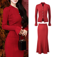 Ensemble de tricotage de luxe pour femme, collection Fêtes 2026, comprenant un cardigan rouge à volants et une jupe midi trapèze en maille, deux pièces