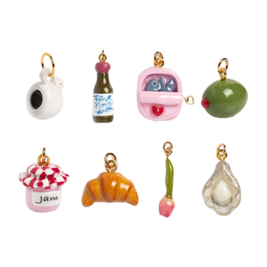 Breloques en résine miniatures classiques et mignonnes plaquées or Manna pour la personnalisation de vos propres créations de bijoux - Product Image 1