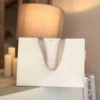 Sac en papier personnalisé pour marque de vêtements, sac en papier cartonné blanc 250g, logo imprimé or rose, design avec ruban suspendu