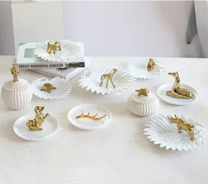 Vassoio di esposizione dei gioielli del vassoio del gingillo di ceramica del contenitore di gioielli della decorazione della tavola di forma animale dell'oro nordico all'ingrosso