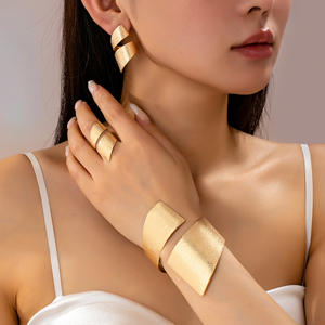 Nouvel ensemble de bijoux J en acier inoxydable mat et brillant, style nordique cool, bracelet et bague géométriques pour femme, délicats et tendance, pour soirée - Product Image 1