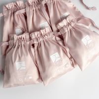 Pochette anti-poussière pour bijoux en soie rose de haute qualité Emballage avec cordon de serrage Sac en satin de toute taille avec logo