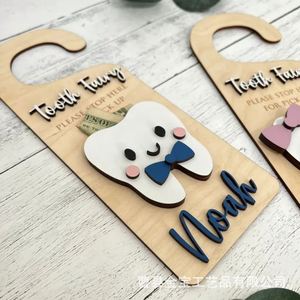 Colgante de puerta de madera de la Hada del Diente con bolsillo para dinero, regalo que incentiva a los niños, decoración de habitación, artesanía de madera hecha a mano - Product Image 2