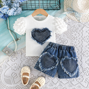 Completo Estivo 2026 per Bambine: Top con Maniche a Sbuffo e Cuore, Shorts in Denim - Set Due Pezzi Abbigliamento Coreano per Bambine - Product Image 3