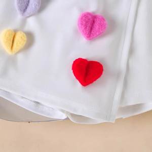 Set Tre Pezzi per <span class=keywords><strong>Ragazze</strong></span>: Top Senza Maniche a Costine con Motivo Cuori, Gonna Bianca con Cuori Colorati, Borsa - Outfit Casual Carino - Product Image 4