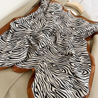 Écharpe carrée chic et romantique à motif floral Argyle en polyester effet soie, foulard classique doux pour femme, accessoire tendance pour le quotidien et les soirées