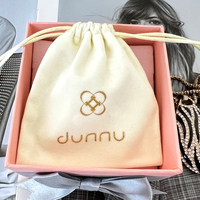 Pochette en velours en peluche beige doux avec logo personnalisé sérigraphie en soie emballage sac à poussière avec cordon de serrage pour cadeau