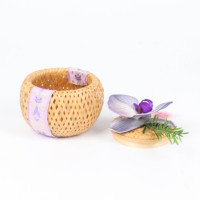 Boîte rigide personnalisable pour gâteaux et desserts avec gaufrage et revêtement UV, écologique, logo et dimensions sur mesure pour traiteurs et événements