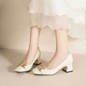 Escarpins à talon carré et boucle métallique 5688-20, chaussures de bureau tendance pour femme, talon moyen, couleur unie, doublure en PU, semelle en caoutchouc - Product Image 1
