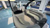 Bateau ponton sportif pour les sports nautiques et les activités de wakeboard