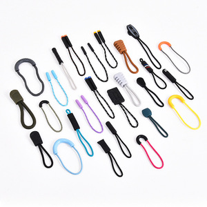 Approvisionnement en stock de cordons de fermeture éclair moulés par injection, tirettes de fermeture éclair en forme de U et têtes de tirettes de fermeture éclair en TPU noir de haute qualité. - Product Image 1