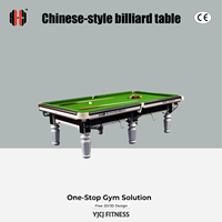 Table de billard traditionnelle avec tapis vert, six poches, pieds en métal, structure robuste pour équipement de loisirs et de divertissement commercial