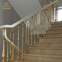 Balustrades et rampes d'escalier en aluminium doré, modernes, durables et luxueuses, au design élégant pour l'intérieur des villas