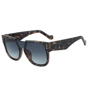 Gafas de Sol Cuadradas de Alta Calidad con Protección UV400, Montura Completa de PC, Ligeras, Extra Grandes, con Logotipo Personalizado en Colores Champán/Gris - Product Image 4