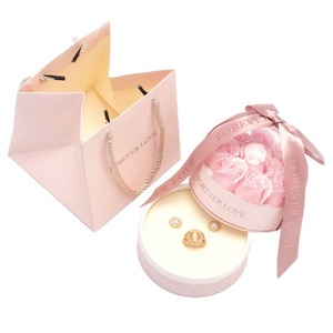 Cadeaux de la Saint-Valentin - Boîte à bijoux en métal en forme de rose - Boîte à collier avec fleur éternelle - Product Image 1