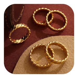 NUEVO Anillo de Boda Ajustable de Acero Inoxidable Chapado en Oro de 18k de Alta Calidad, Estilo Clásico y Moderno para Mujer - Product Image 1