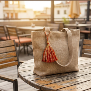 Accessoire de sac décoratif à franges en toile naturelle avec détail de pompon orange - Product Image 1