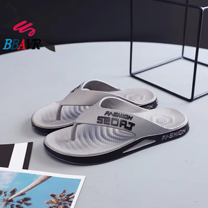 Vente en gros de tongs classiques pour hommes, nouveau design, imprimé floral, respirantes, confortables, souples, en PVC, à prix abordable - Product Image 3