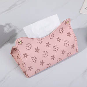 Caja de pañuelos de cuero rosa con monograma, multiusos, independiente, para uso en el hogar y el coche - Product Image 1