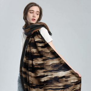 Bufanda de terciopelo de lujo para mujer, chal cálido de invierno con estampado abstracto grande, accesorio de moda suave y acogedor, 180x90cm - Product Image 3