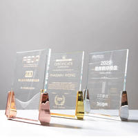 Trophée en cristal transparent personnalisé Plaque rectangulaire Trophée en cristal avec base en métal