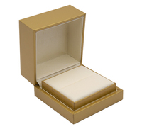 Boîte à bijoux rigide en matériaux recyclés personnalisés avec feuille d'or, fermeture magnétique et poignée pour le rangement de bracelets haut de gamme