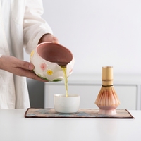 Ensemble de thé Matcha complet avec bol à thé Matcha à bec verseur, peint à la main et embossé motif fleur de cerisier, fouet Chasen et support pour fouet