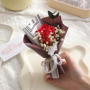 Bouquet <span class=keywords><strong>de</strong></span> mini fleurs séchées en gros : œillets et roses, idéal pour la Saint-Valentin chinoise, Pâques, la remise des diplômes – fait main, imperméable, haute qualité - Product Image 4