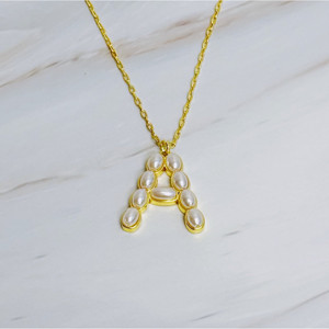 Collier avec pendentif initial en mosaïque de perles - Product Image 6