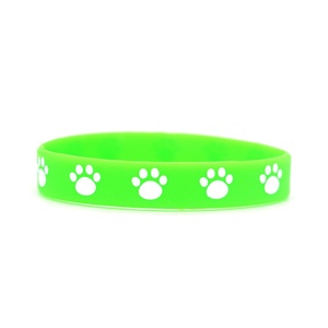 Bracelet en silicone pour fête canine avec motif patte de chien, bracelet en caoutchouc personnalisable pour animaux de compagnie, idéal pour les fêtes sur le thème des chiens - Product Image 3