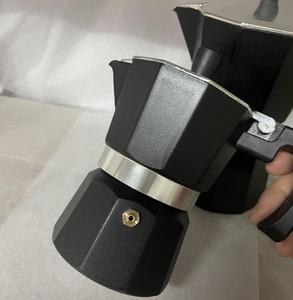 誘導6カップストーブトップエスプレッソコーヒーメーカークラシックイタリアンアルミニウムモカポット、ソフトタッチハンドル付き - Product Image 2