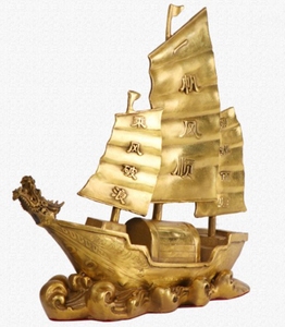 Une figurine de bateau à voile lisse avec une tête de dragon. Un bateau naviguant sur la mer. Objet décoratif pour le salon ou le bureau. - Product Image 5