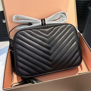 กระเป๋าสะพายข้างลายเชฟรอนสุดหรู ดีไซน์ลายวี หนังแท้ กระเป๋ากล้อง ฮาร์ดแวร์สีทอง สายสะพายถอดได้ ใช้ได้ทุกวันและงานปาร์ตี้ - Product Image 1