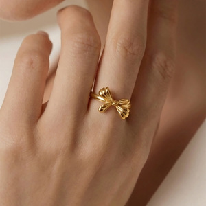 Modischer 18K Vergoldeter Anlaufgeschützter Schleifenring - Verstellbarer Edelstahl-Schmuck für Hochzeit & Party - Product Image 3