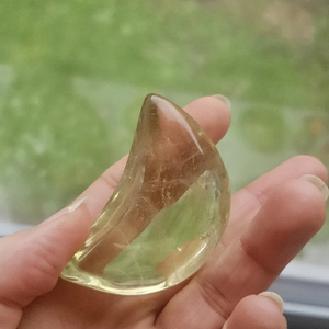 Pierre de palmier en citrine Gemmy, taille mignonne, avec éclat arc-en-ciel, sculpture de lune, cristal Soleil et Clair de Lune - Product Image 2