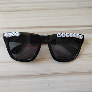 Occhiali da Sole Personalizzati con Lettere a Forma di Cuore per Matrimoni, Feste, Team della Futura Sposa, Appena Sposati, Regalo per la Cerimonia - Product Image 3
